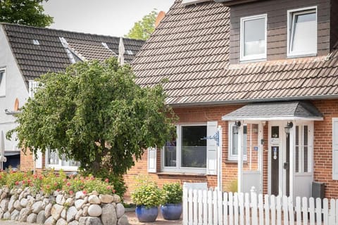 Property building, Facade/entrance, Day, Summer, Balcony/Terrace, Seating area