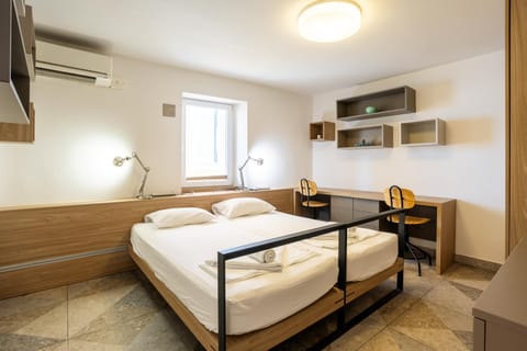 Bed, TV and multimedia, Photo of the whole room, Decorative detail, Bedroom, heating, towels, air conditioner