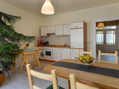 Coffee/tea facilities, Kitchen or kitchenette, Seating area, Dining area