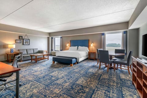 Bed, TV and multimedia, Photo of the whole room, Seating area, Dining area, Bedroom, hair dresser