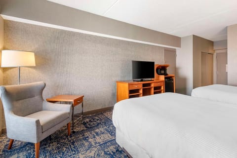 Bed, TV and multimedia, Seating area, Bedroom