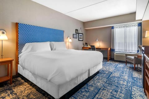 Bed, Photo of the whole room, Seating area, Bedroom