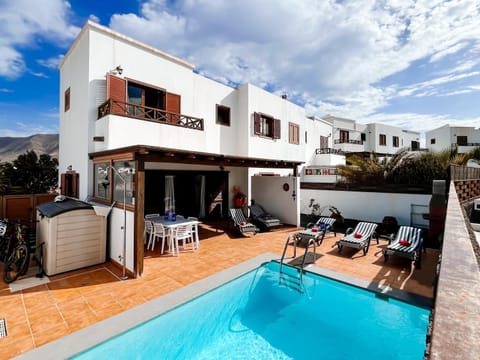 Property building, Patio, Day, Balcony/Terrace, Pool view, Swimming pool, sunbed