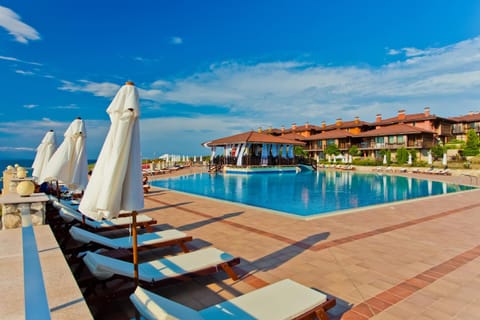 Pool view, Swimming pool, sunbed