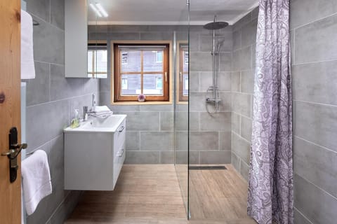 Shower, Bathroom, towels