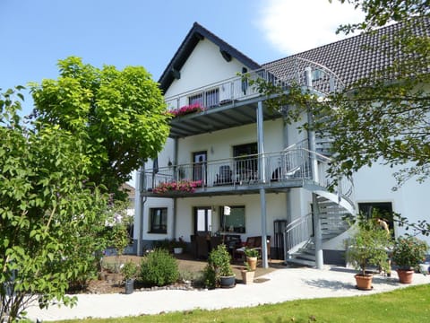Facade/entrance, Garden, Balcony/Terrace