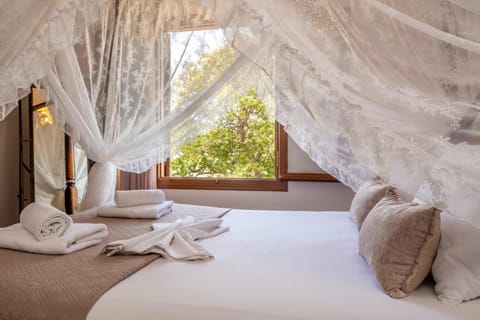 Bed, View (from property/room), Photo of the whole room, Bedroom, towels