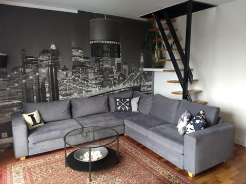 Bed, Living room, Photo of the whole room, Seating area