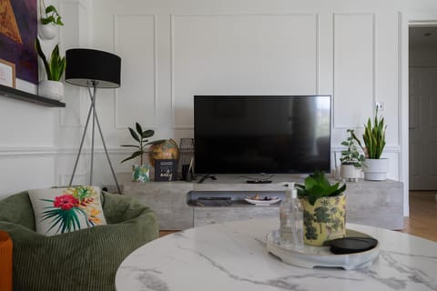 Communal lounge/ TV room, TV and multimedia, Living room, Seating area, Evening entertainment