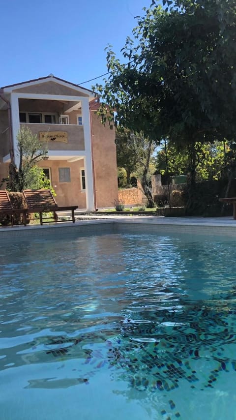 Property building, Day, Pool view, Swimming pool