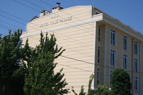 Staff, Facade/entrance, People
