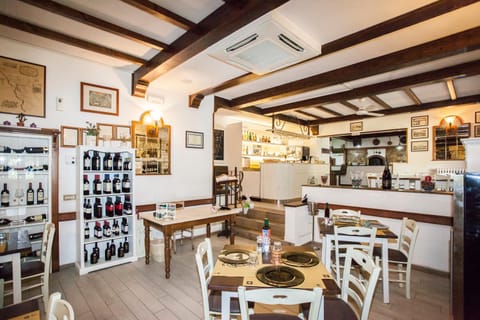 Restaurant/places to eat, Lounge or bar