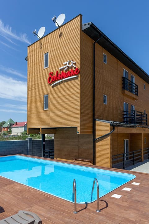 Swimming pool
