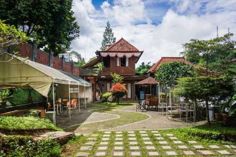 Property building, Patio, Facade/entrance, Garden