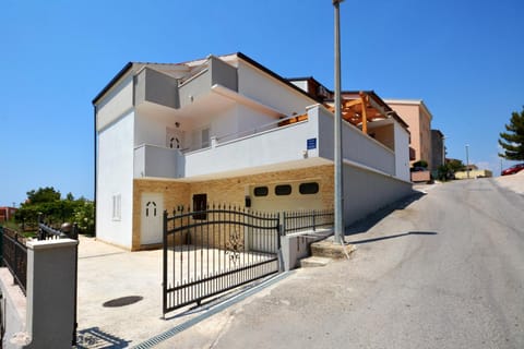 Apartment Wild Rose Apartment in Podstrana