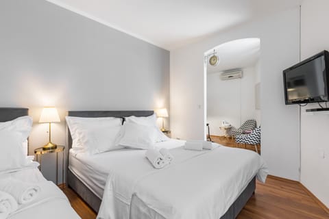 Bed, TV and multimedia, Photo of the whole room, Bedroom, towels, air conditioner