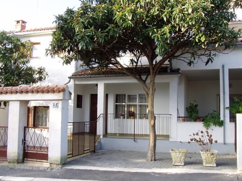 Property building, Facade/entrance, Day, Lobby or reception, Pets, Parking, internet