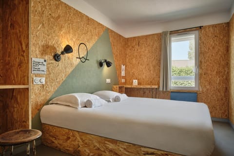 Bed, Photo of the whole room, towels