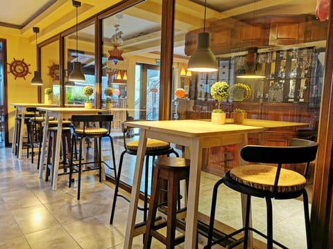 Restaurant/places to eat, Nightclub / DJ, Breakfast