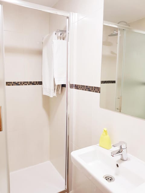 Hostal Puerta Bonita Vista Alegre, edificio sin ascensor Bed and Breakfast in Madrid