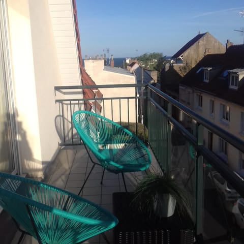 Balcon avec vue panoramique de la mer, le village et la campagne - parking privé Apartment in Wimereux