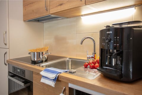 Coffee/tea facilities, Kitchen or kitchenette, Food and drinks, Food, stove, toaster