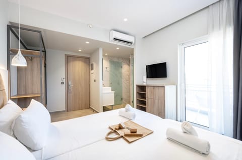 Bed, TV and multimedia, Photo of the whole room, Bedroom, towels, wardrobe, air conditioner