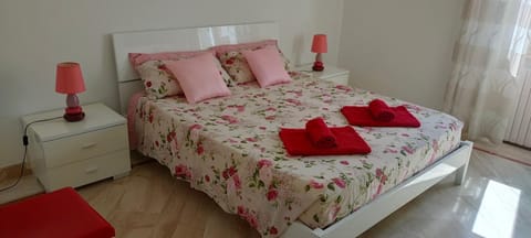 Bed, TV and multimedia, Bedroom, wardrobe, air conditioner