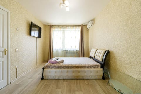 Bed, TV and multimedia, Living room, towels, air conditioner