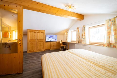 Bed, Photo of the whole room, bunk bed