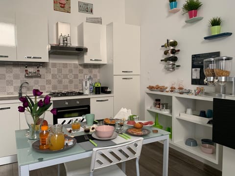 Kitchen or kitchenette, Living room, Dining area, Breakfast