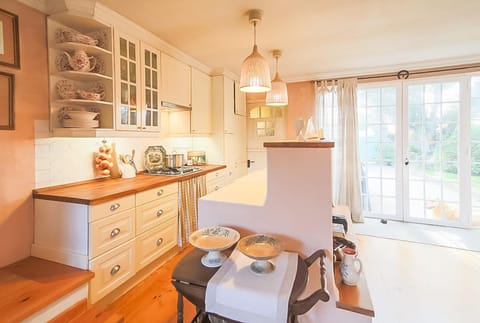Facade/entrance, Kitchen or kitchenette, Decorative detail, Garden view