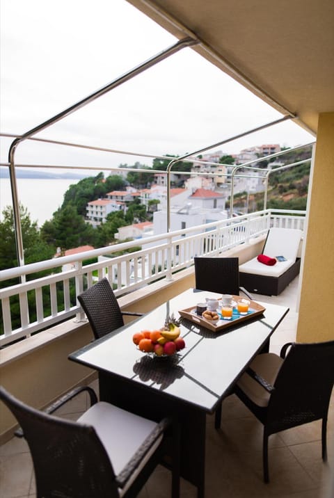 Five Apartment in Brela