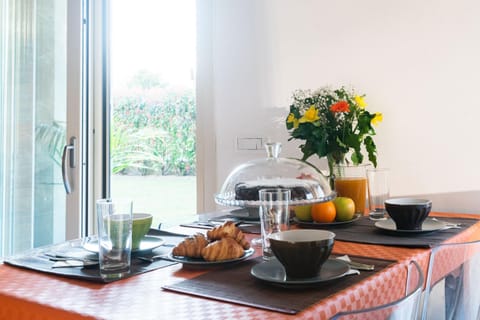 Decorative detail, Dining area, Food, Italian breakfast