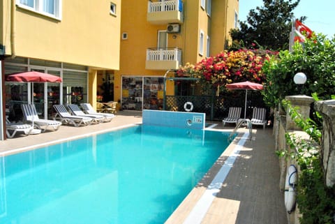 Property building, Day, Swimming pool