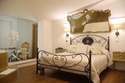 Bed, Photo of the whole room, Seating area, Bedroom, wardrobe