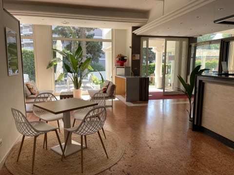 Communal lounge/ TV room, Lobby or reception, Lounge or bar