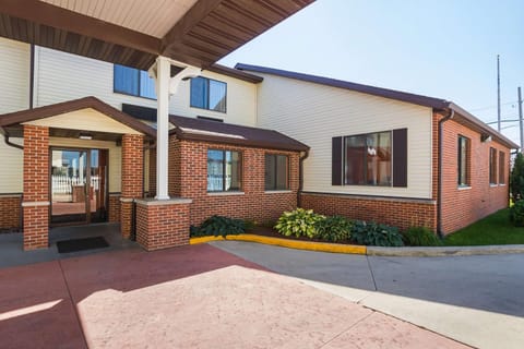 Property building, Facade/entrance, Day, On site, Time of day