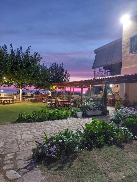 Property building, Restaurant/places to eat, Garden, Garden view, Sea view
