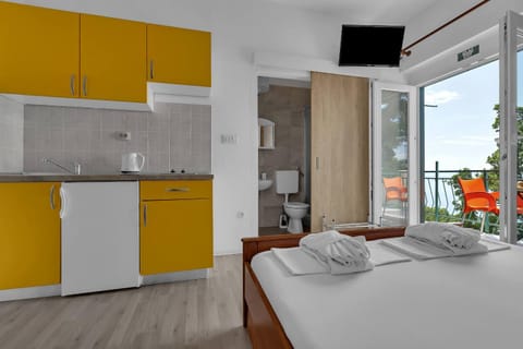 Bed, Kitchen or kitchenette