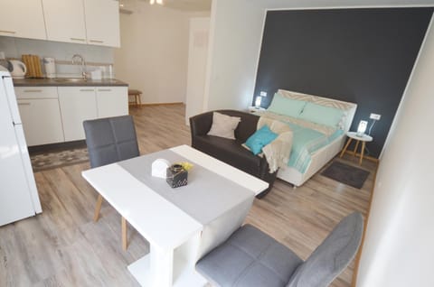 Kitchen or kitchenette, Living room, Seating area, Dining area