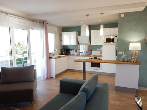 Kitchen or kitchenette, Living room