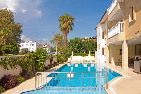 Property building, Day, Pool view, Swimming pool, Swimming pool, sunbed
