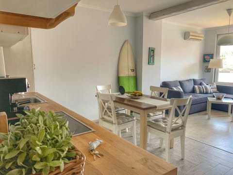 Communal lounge/ TV room, Balcony/Terrace, Living room, Photo of the whole room, Decorative detail, Seating area, Dining area, Beach, Communal kitchen, Garden view, Sea view, Street view