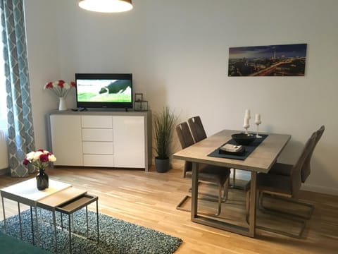 TV and multimedia, Living room, Photo of the whole room, Decorative detail, Seating area, Dining area, hair dresser