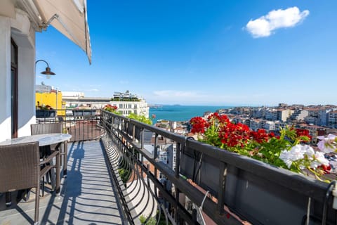 View (from property/room), Balcony/Terrace, City view, Sea view