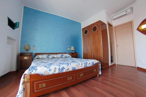 Bed, Photo of the whole room, Bedroom, Sea view, Sea view, safe, wardrobe, air conditioner