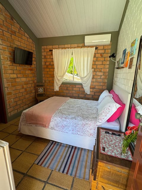 Bed, TV and multimedia, Photo of the whole room, Bedroom, air conditioner