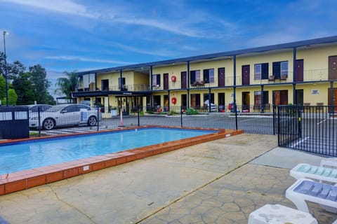Property building, Day, Pool view, Swimming pool, Swimming pool, Parking, sunbed
