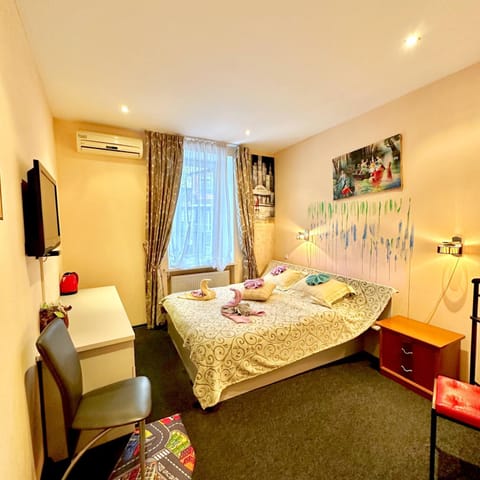 Bed, TV and multimedia, Coffee/tea facilities, View (from property/room), Photo of the whole room, Inner courtyard view, hair dresser, internet, towels, air conditioner